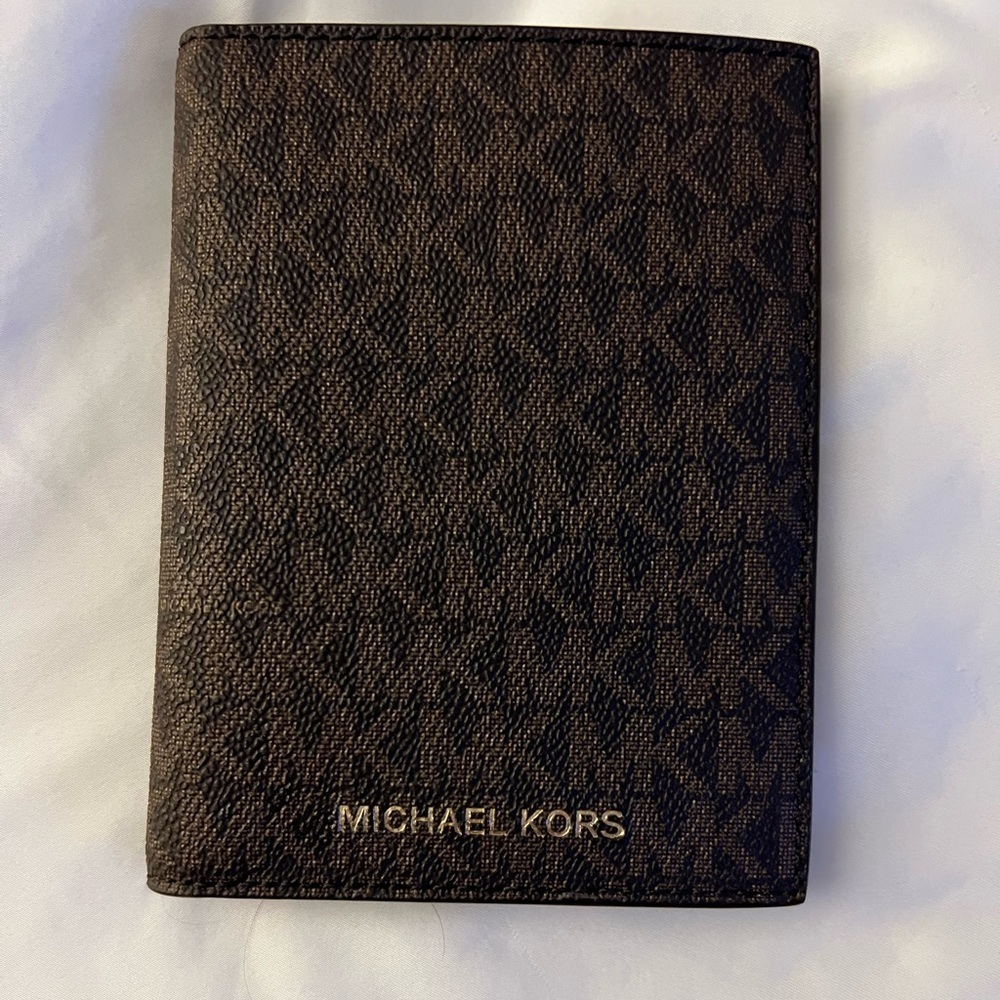Michael Kors Jet Set Travel Passport Case wallet MK Signature Brown / Acorn EUC